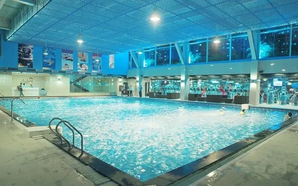 châm clo trong hồ bơi